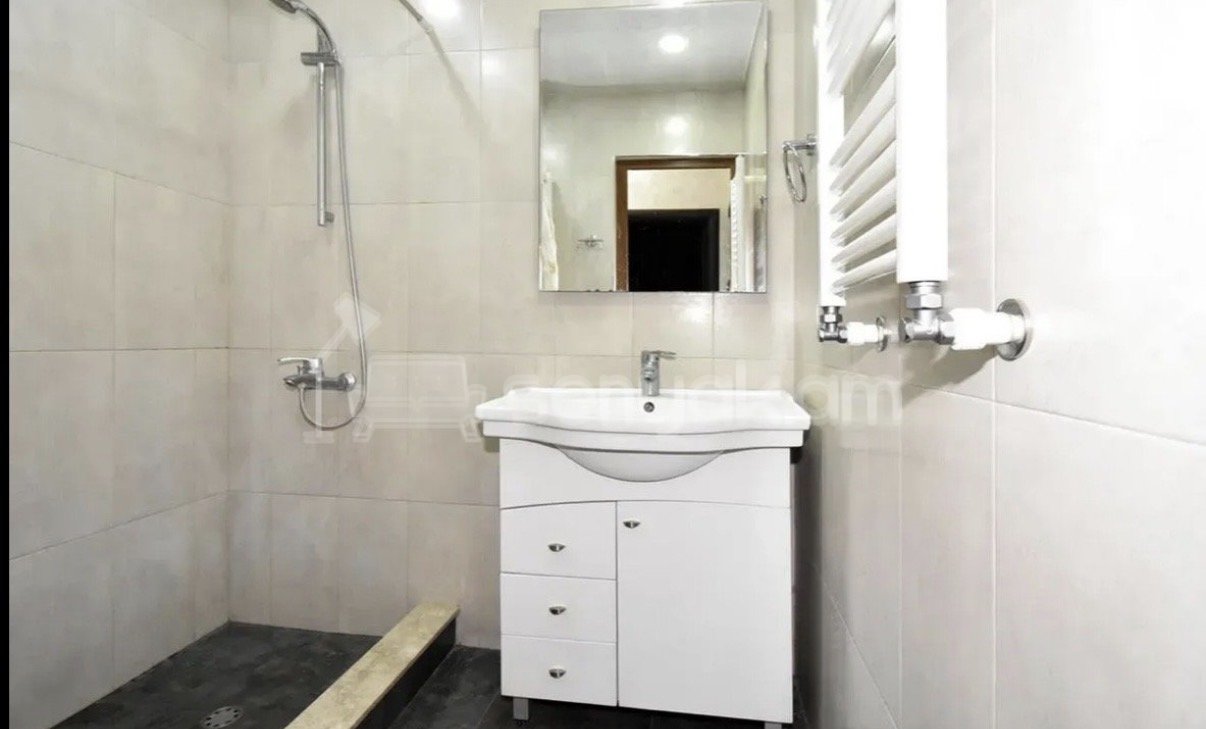3 Սենյականոց Բնակարան Քարե Շենքում, 72քմ, 1/5 հարկ, Կապիտալ Վերանորոգված, Կահավորված