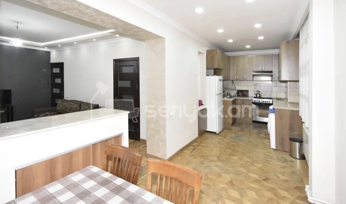 3 Սենյականոց Բնակարան Քարե Շենքում, 72քմ, 1/5 հարկ, Կապիտալ Վերանորոգված, Կահավորված
