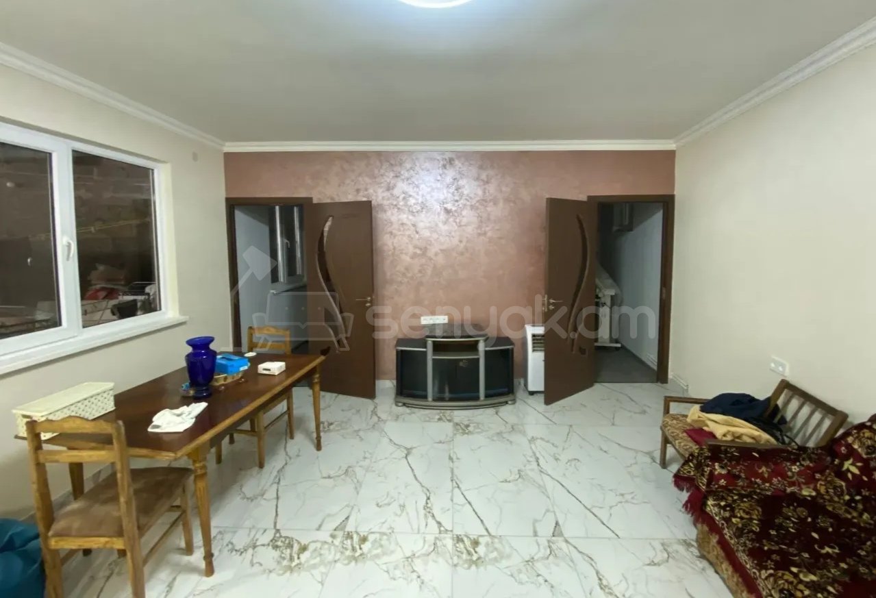 3 Սենյականոց Բնակարան Քարե Շենքում, 75քմ, 2/2 հարկ, Նորմալ Վիճակում, Կահավորված
