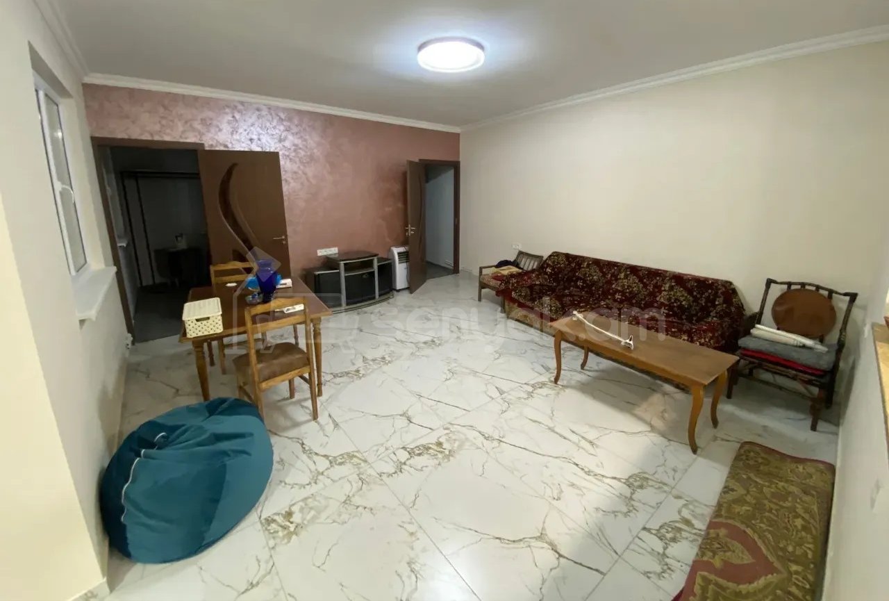 3 Սենյականոց Բնակարան Քարե Շենքում, 75քմ, 2/2 հարկ, Նորմալ Վիճակում, Կահավորված