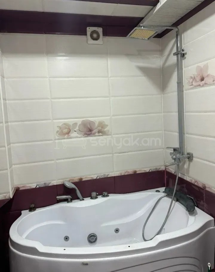 3 Սենյականոց Բնակարան Քարե Շենքում, 80քմ, 4/4 հարկ, Նորմալ Վիճակում, Կահավորված