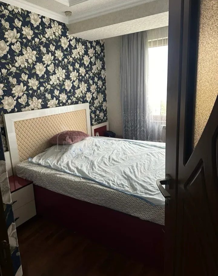 3 Սենյականոց Բնակարան Քարե Շենքում, 80քմ, 4/4 հարկ, Նորմալ Վիճակում, Կահավորված
