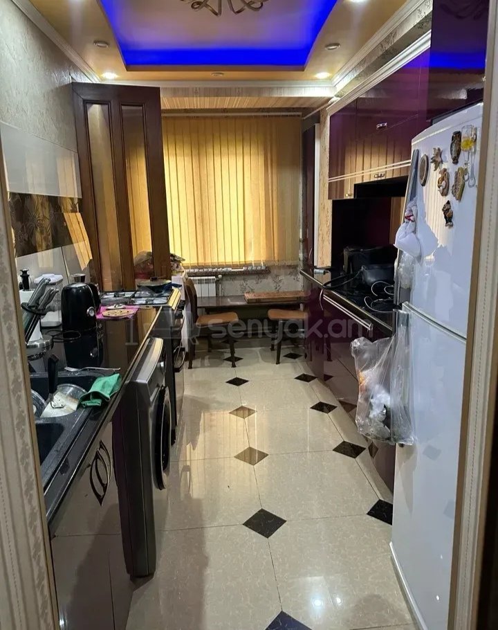 3 Սենյականոց Բնակարան Քարե Շենքում, 80քմ, 4/4 հարկ, Նորմալ Վիճակում, Կահավորված