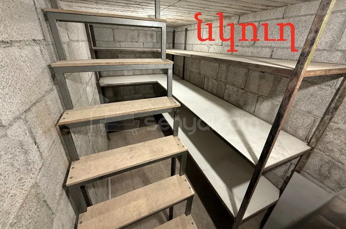 3 Սենյականոց Բնակարան Քարե Շենքում, 52քմ, 1/3 հարկ, Կապիտալ Վերանորոգված