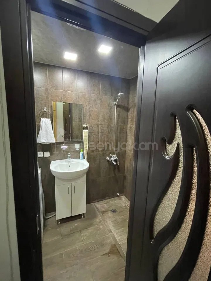 2 Սենյականոց Բնակարան Քարե Շենքում, 35քմ, 2/5 հարկ, Կապիտալ Վերանորոգված