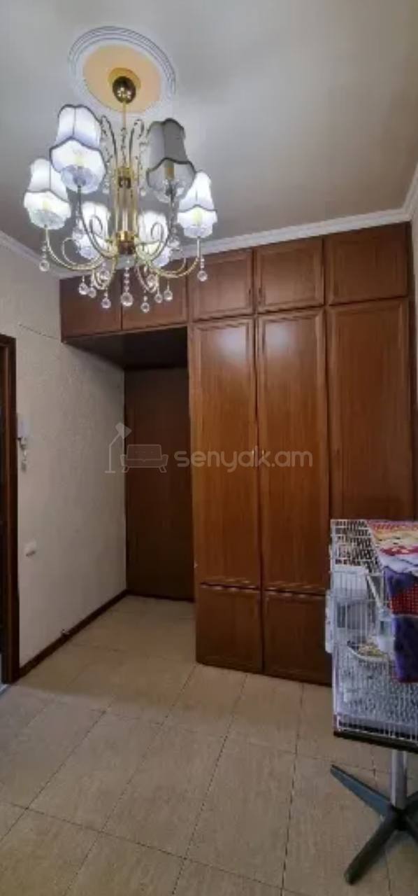 5 Սենյականոց Բնակարան Քարե Շենքում, 105քմ, 4/5 հարկ, Կապիտալ Վերանորոգված