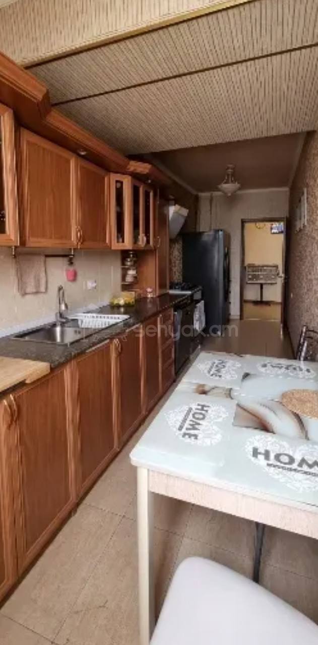 5 Սենյականոց Բնակարան Քարե Շենքում, 105քմ, 4/5 հարկ, Կապիտալ Վերանորոգված