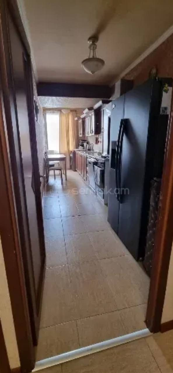 5 Սենյականոց Բնակարան Քարե Շենքում, 105քմ, 4/5 հարկ, Կապիտալ Վերանորոգված