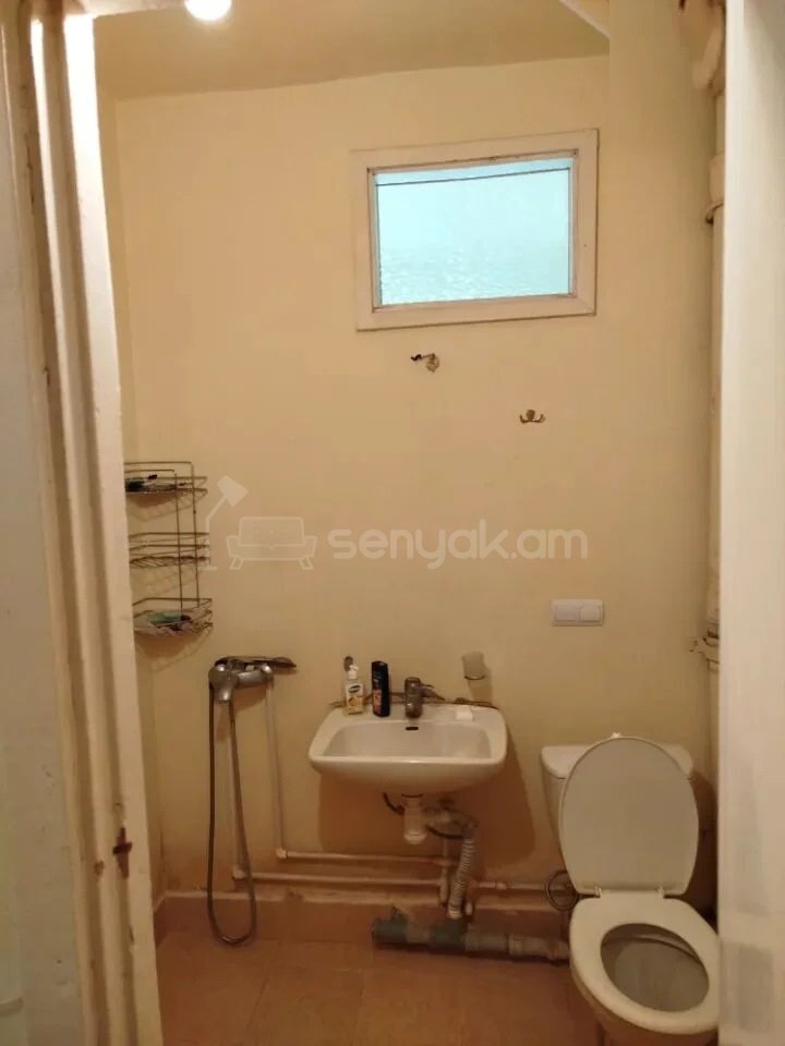 1 Սենյականոց Բնակարան Քարե Շենքում, 38քմ, 3/5 հարկ, Պետական Վիճակում