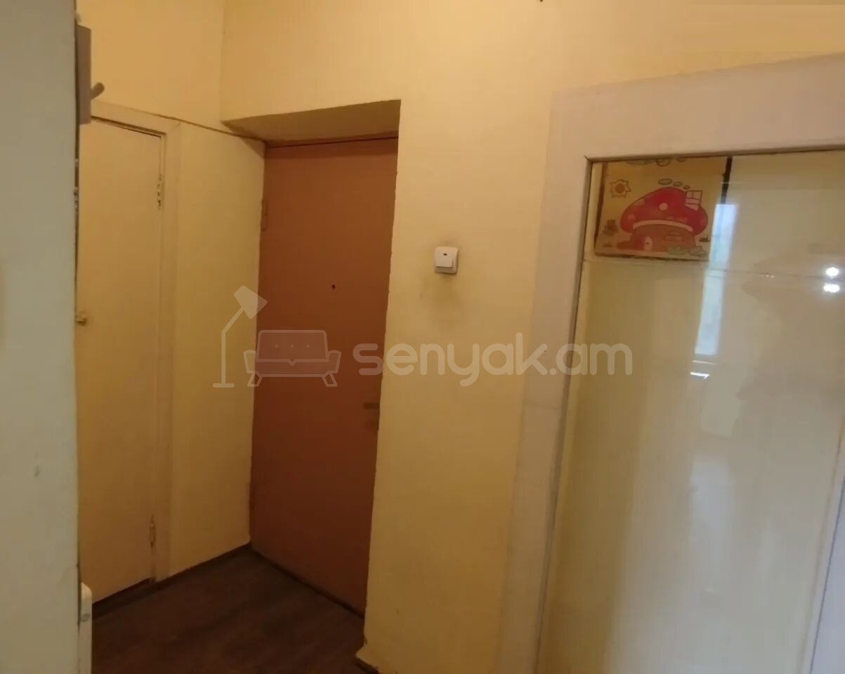 1 Սենյականոց Բնակարան Քարե Շենքում, 38քմ, 3/5 հարկ, Պետական Վիճակում