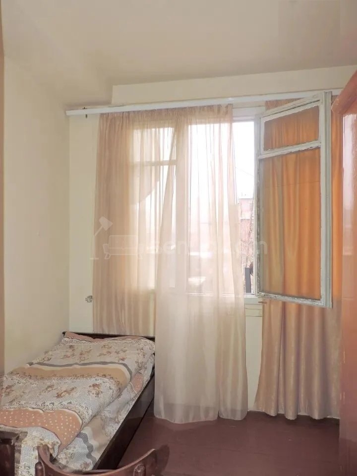 1 Սենյականոց Բնակարան Քարե Շենքում, 38քմ, 3/5 հարկ, Պետական Վիճակում