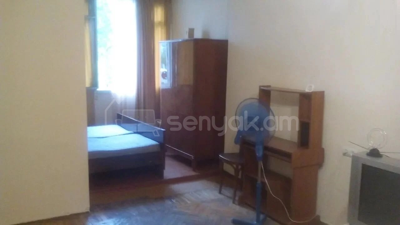 1 Սենյականոց Բնակարան Քարե Շենքում, 38քմ, 3/5 հարկ, Պետական Վիճակում