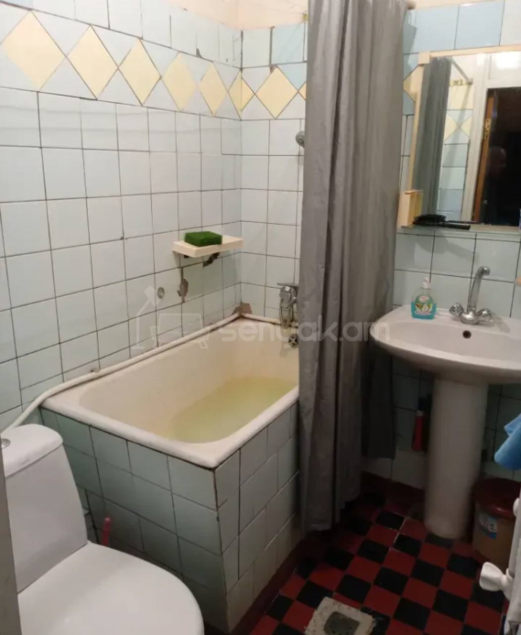3 Սենյականոց Բնակարան Քարե Շենքում, 64քմ, 5/5 հարկ, Նորմալ Վիճակում