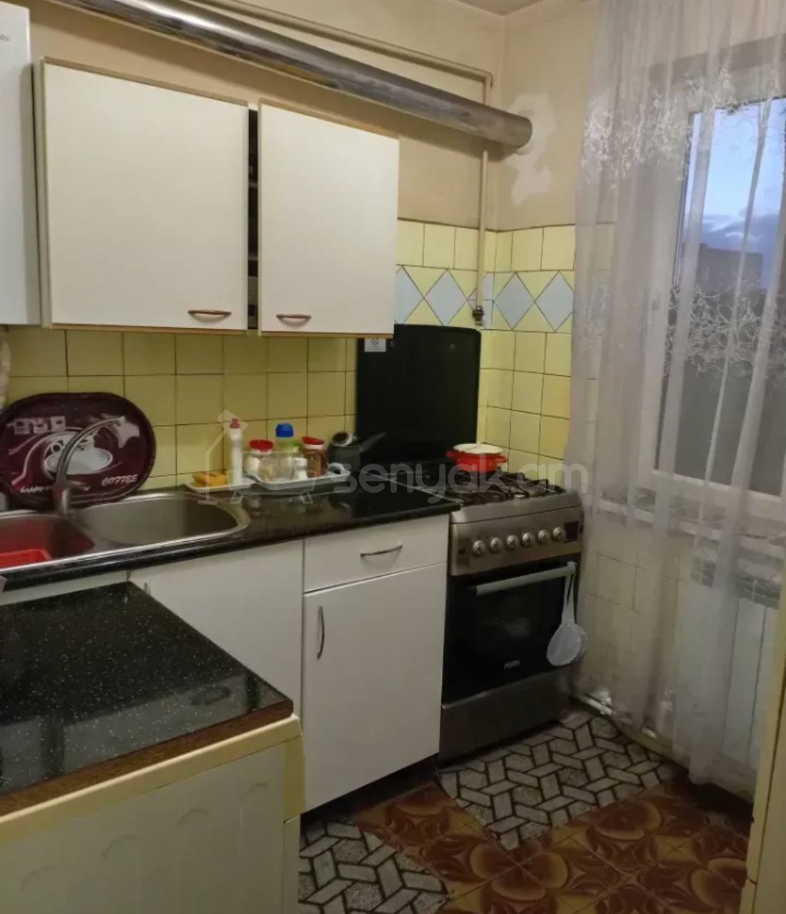 3 Սենյականոց Բնակարան Քարե Շենքում, 64քմ, 5/5 հարկ, Նորմալ Վիճակում