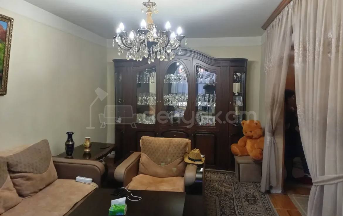 3 Սենյականոց Բնակարան Քարե Շենքում, 64քմ, 5/5 հարկ, Նորմալ Վիճակում