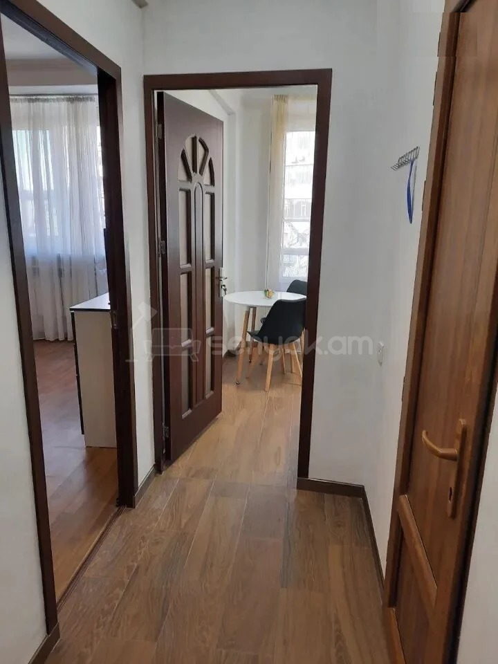 1 Սենյականոց Բնակարան Քարե Շենքում, 43քմ, 4/5 հարկ, Կապիտալ Վերանորոգված