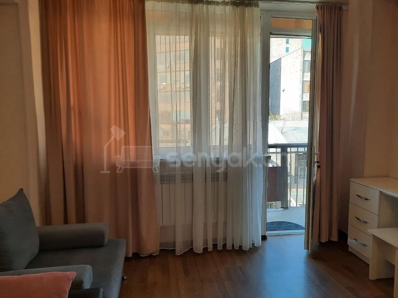 1 Սենյականոց Բնակարան Քարե Շենքում, 43քմ, 4/5 հարկ, Կապիտալ Վերանորոգված