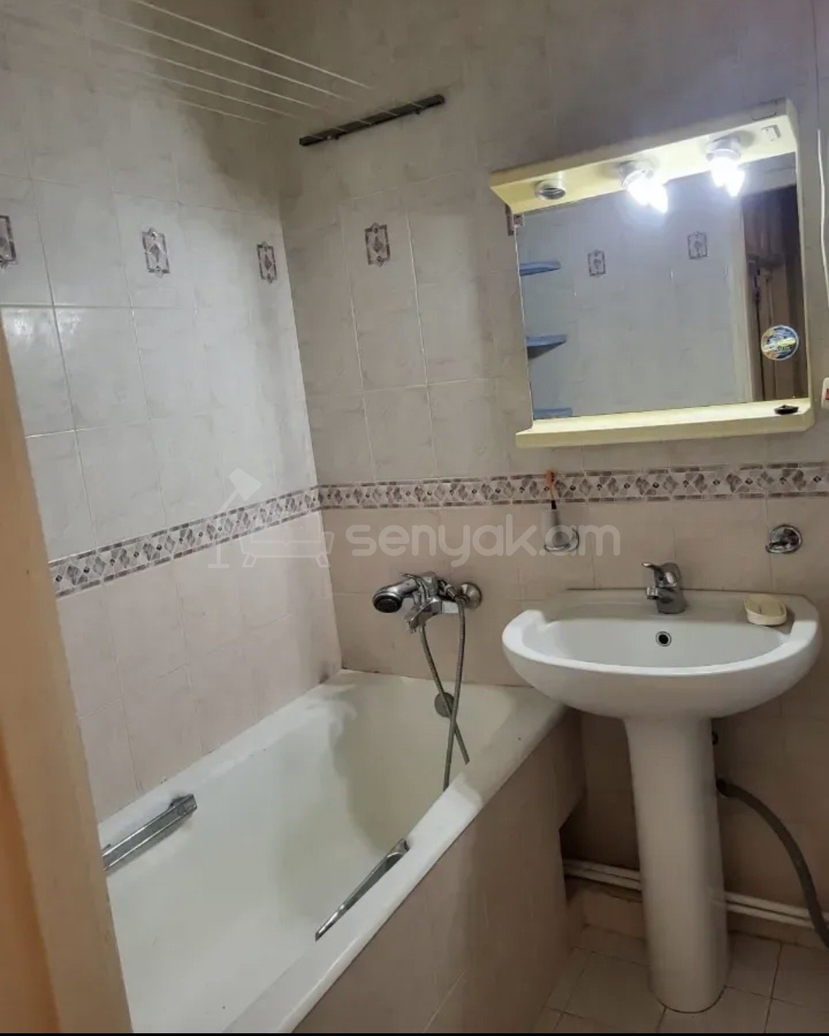 2 Սենյականոց Բնակարան Քարե Շենքում, 74քմ, 3/5 հարկ, Նորմալ Վիճակում, Կահավորված, Արևկող