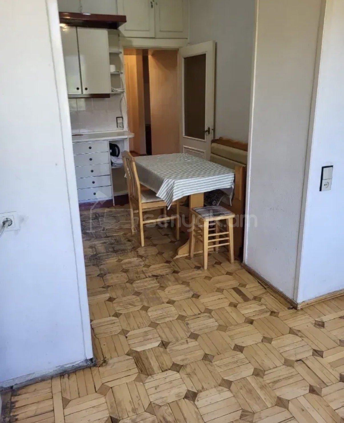 2 Սենյականոց Բնակարան Քարե Շենքում, 74քմ, 3/5 հարկ, Նորմալ Վիճակում, Կահավորված, Արևկող