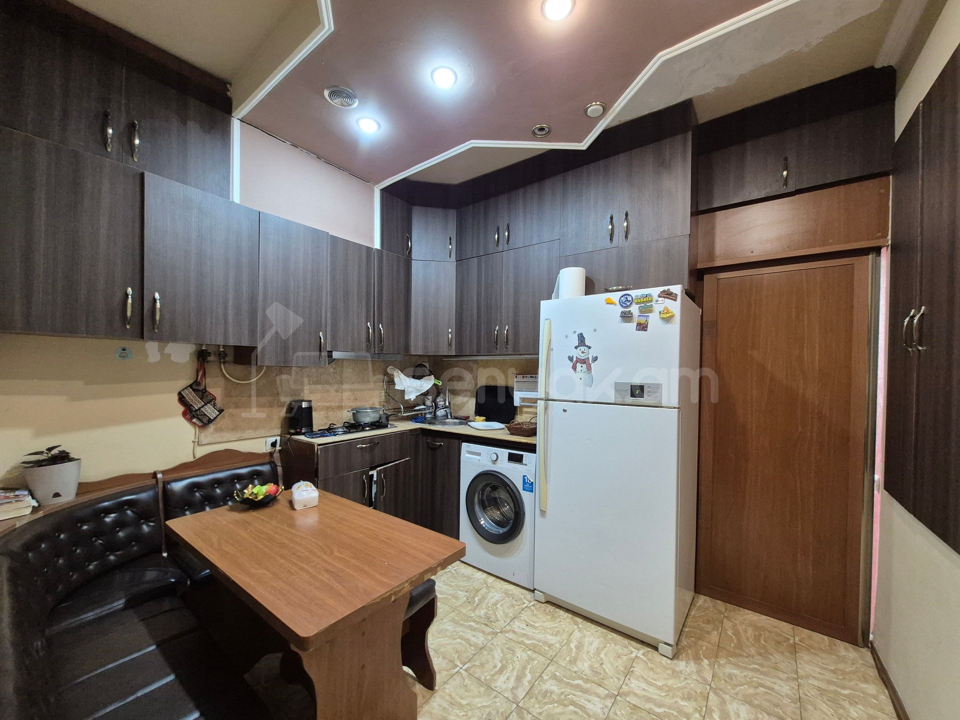 2 Սենյականոց Բնակարան Քարե Շենքում, 42քմ, 3/3 հարկ, Կապիտալ Վերանորոգված