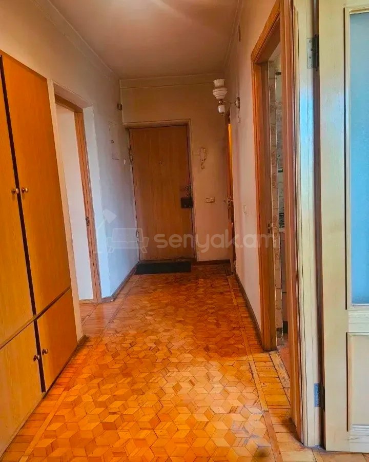 3 Սենյականոց Բնակարան Քարե Շենքում, 74քմ, 5/5 հարկ, Նորմալ Վիճակում
