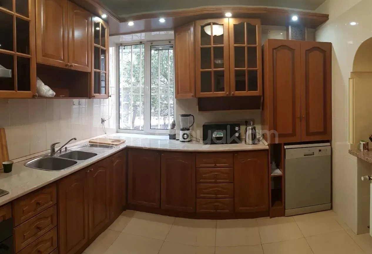 4 Սենյականոց Բնակարան Քարե Շենքում, 113քմ, 2/5 հարկ, Նորմալ Վիճակում