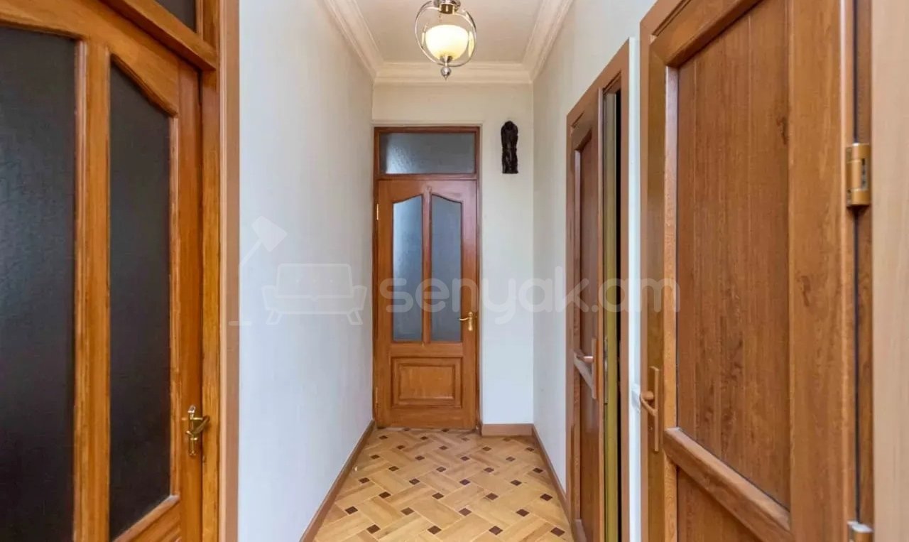 3 Սենյականոց Բնակարան Քարե Շենքում, 100քմ, 3/4 հարկ, Նորմալ Վիճակում