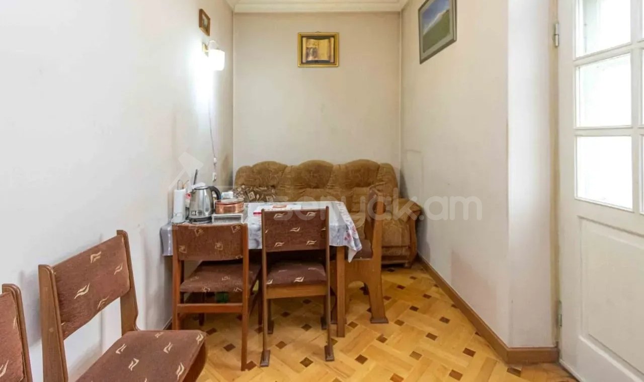 3 Սենյականոց Բնակարան Քարե Շենքում, 100քմ, 3/4 հարկ, Նորմալ Վիճակում