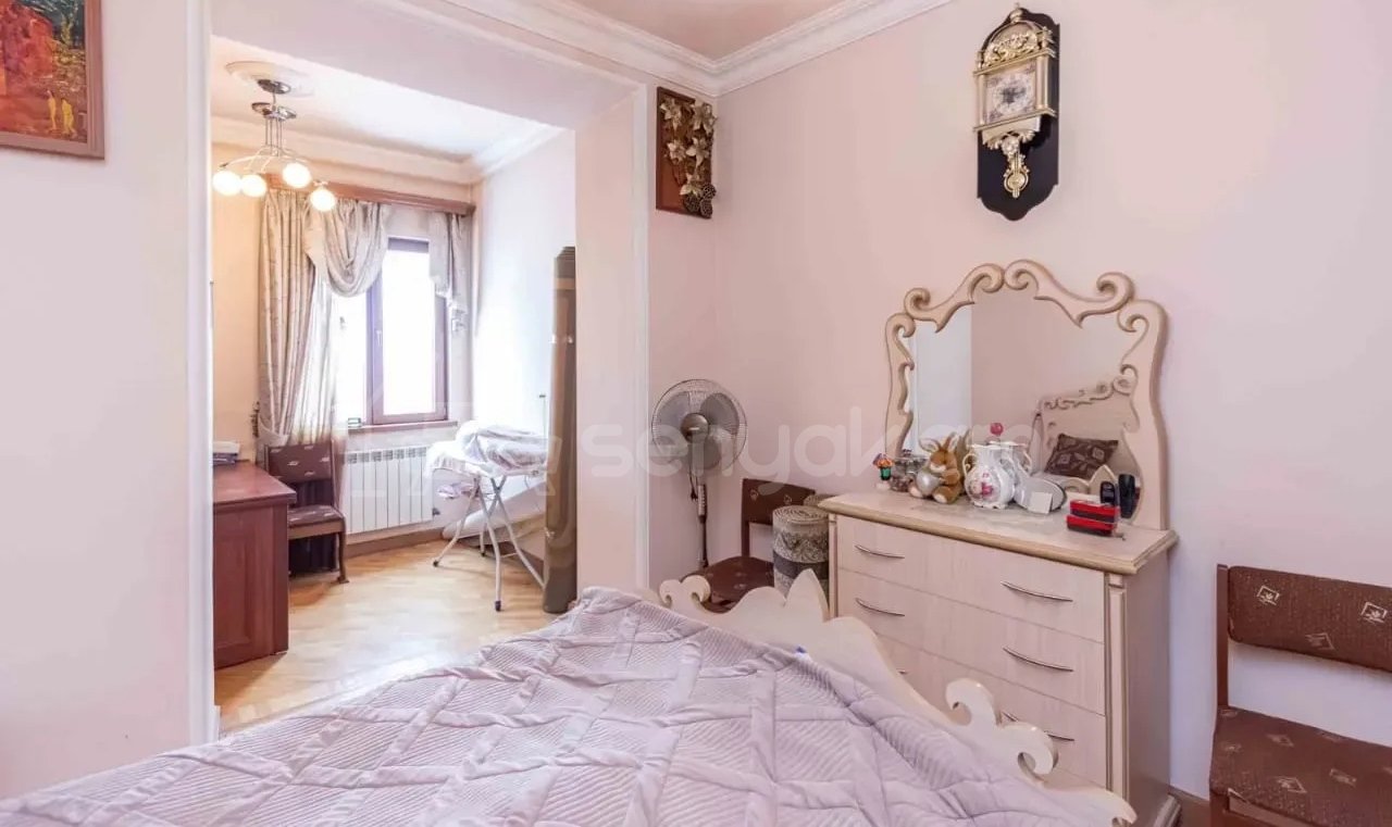 3 Սենյականոց Բնակարան Քարե Շենքում, 100քմ, 3/4 հարկ, Նորմալ Վիճակում