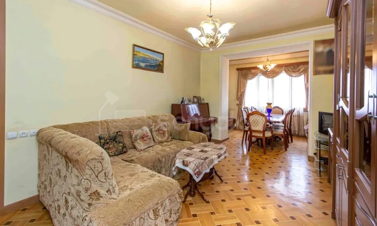 3 Սենյականոց Բնակարան Քարե Շենքում, 100քմ, 3/4 հարկ, Նորմալ Վիճակում