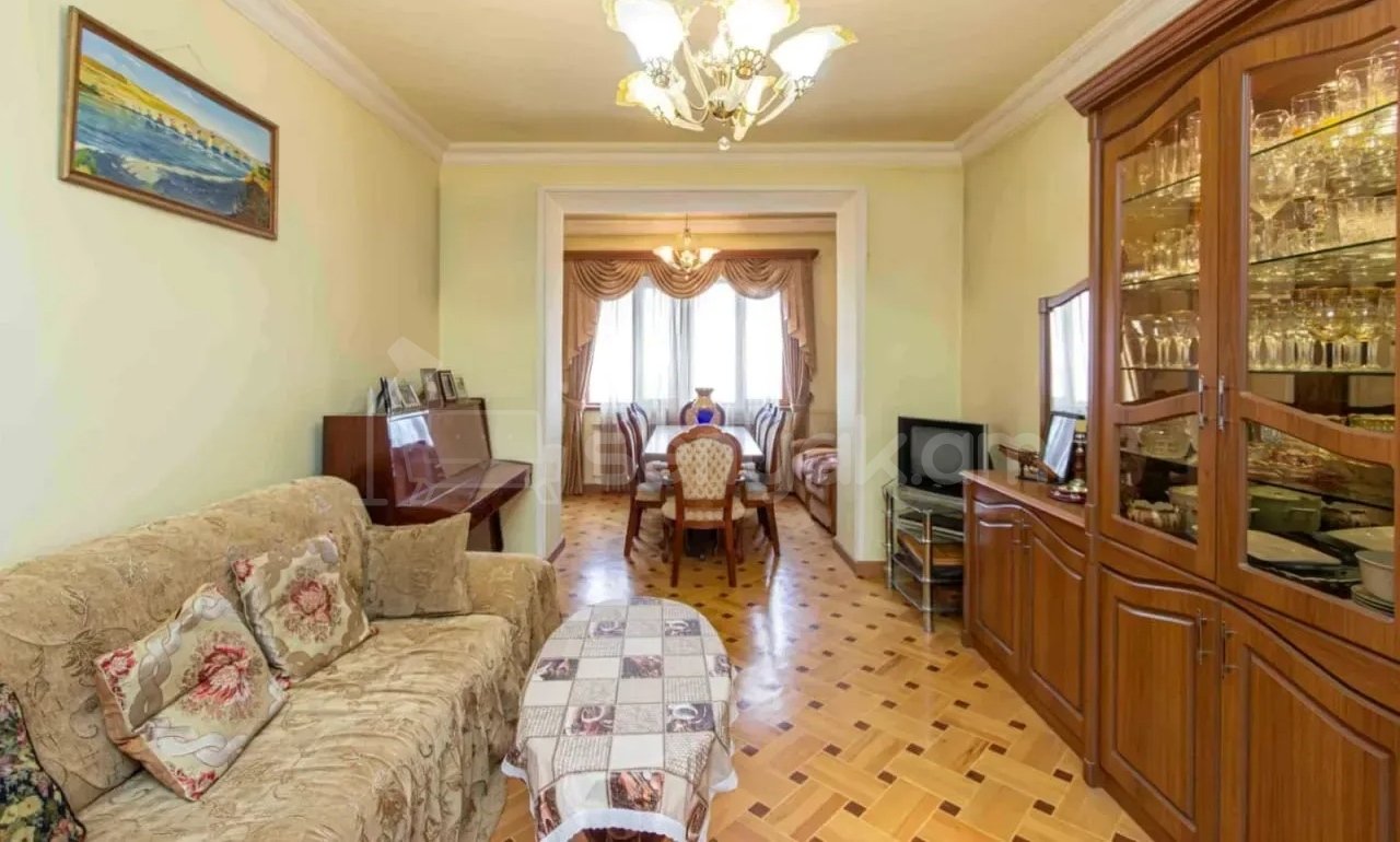 3 Սենյականոց Բնակարան Քարե Շենքում, 100քմ, 3/4 հարկ, Նորմալ Վիճակում