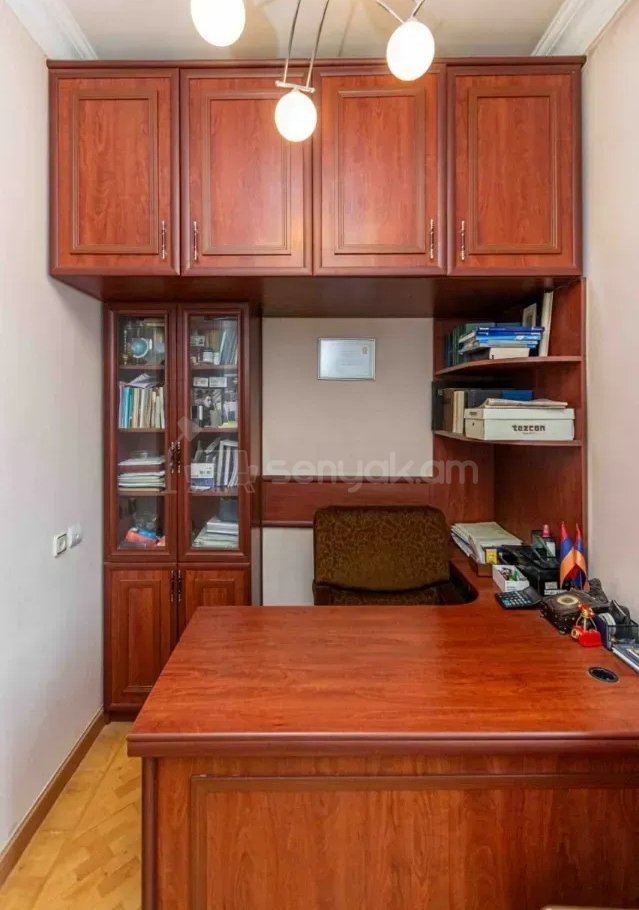 3 Սենյականոց Բնակարան Քարե Շենքում, 100քմ, 3/4 հարկ, Կապիտալ Վերանորոգված