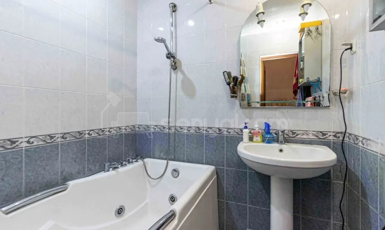 3 Սենյականոց Բնակարան Քարե Շենքում, 100քմ, 3/4 հարկ, Կապիտալ Վերանորոգված