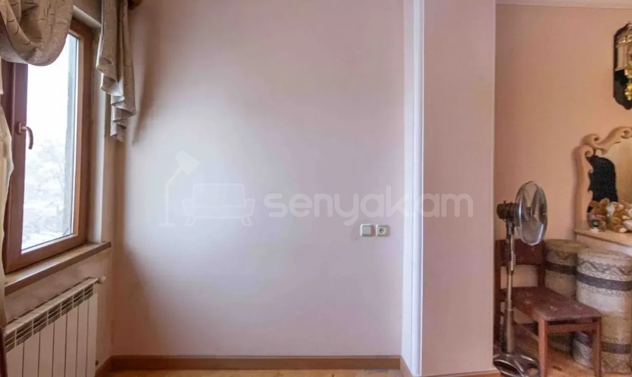 3 Սենյականոց Բնակարան Քարե Շենքում, 100քմ, 3/4 հարկ, Կապիտալ Վերանորոգված