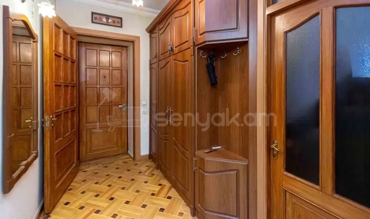 3 Սենյականոց Բնակարան Քարե Շենքում, 100քմ, 3/4 հարկ, Կապիտալ Վերանորոգված