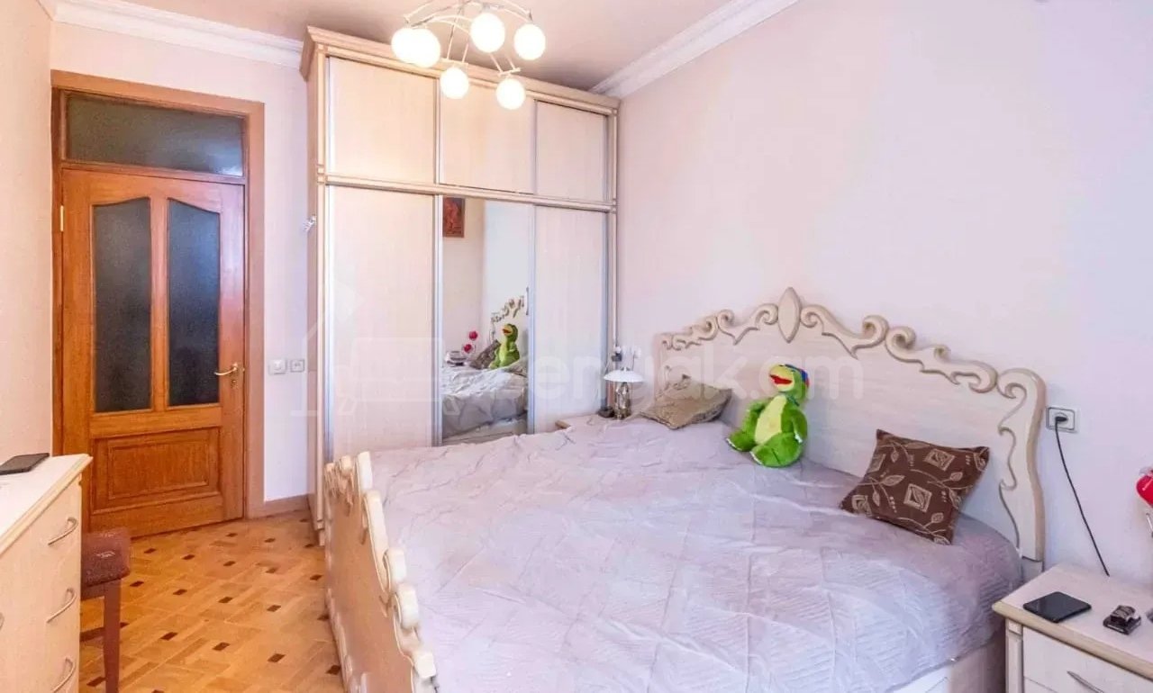 3 Սենյականոց Բնակարան Քարե Շենքում, 100քմ, 3/4 հարկ, Կապիտալ Վերանորոգված