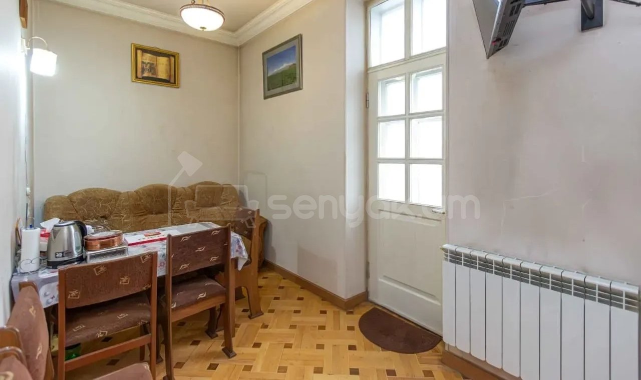 3 Սենյականոց Բնակարան Քարե Շենքում, 100քմ, 3/4 հարկ, Կապիտալ Վերանորոգված