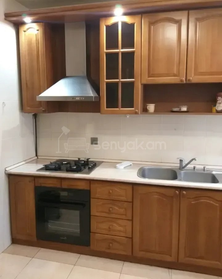 4 Սենյականոց Բնակարան Քարե Շենքում, 113քմ, 2/5 հարկ, Կապիտալ Վերանորոգված