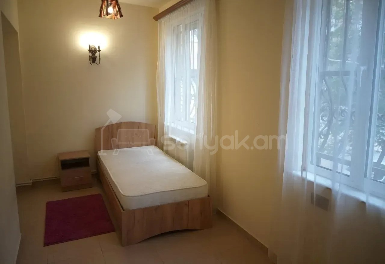 4 Սենյականոց Բնակարան Քարե Շենքում, 113քմ, 2/5 հարկ, Կապիտալ Վերանորոգված