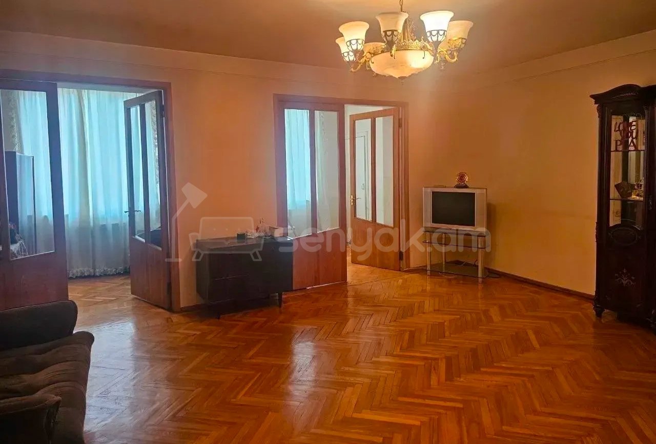 3 Սենյականոց Բնակարան Քարե Շենքում, 74քմ, 5/5 հարկ, Նորմալ Վիճակում
