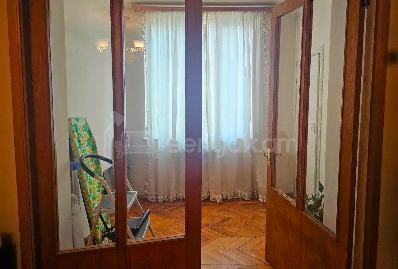 3 Սենյականոց Բնակարան Քարե Շենքում, 74քմ, 5/5 հարկ, Նորմալ Վիճակում