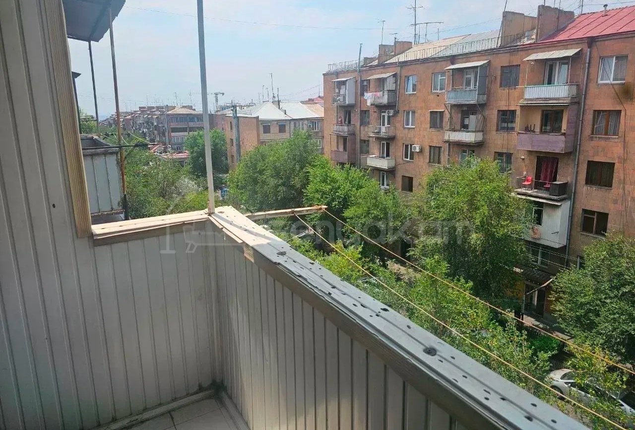 3 Սենյականոց Բնակարան Քարե Շենքում, 74քմ, 5/5 հարկ, Նորմալ Վիճակում