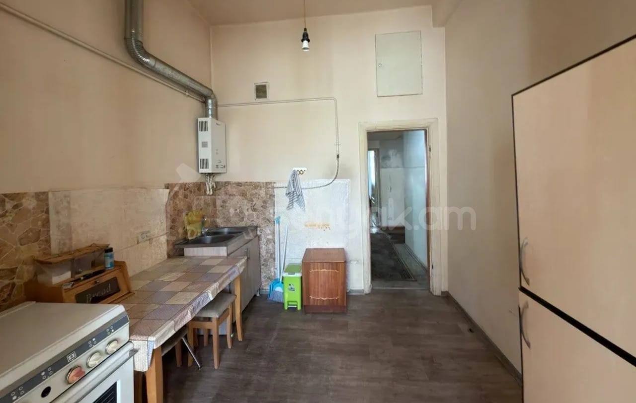 2 Սենյականոց Բնակարան Քարե Շենքում, 68քմ, 3/5 հարկ, Պետական Վիճակում
