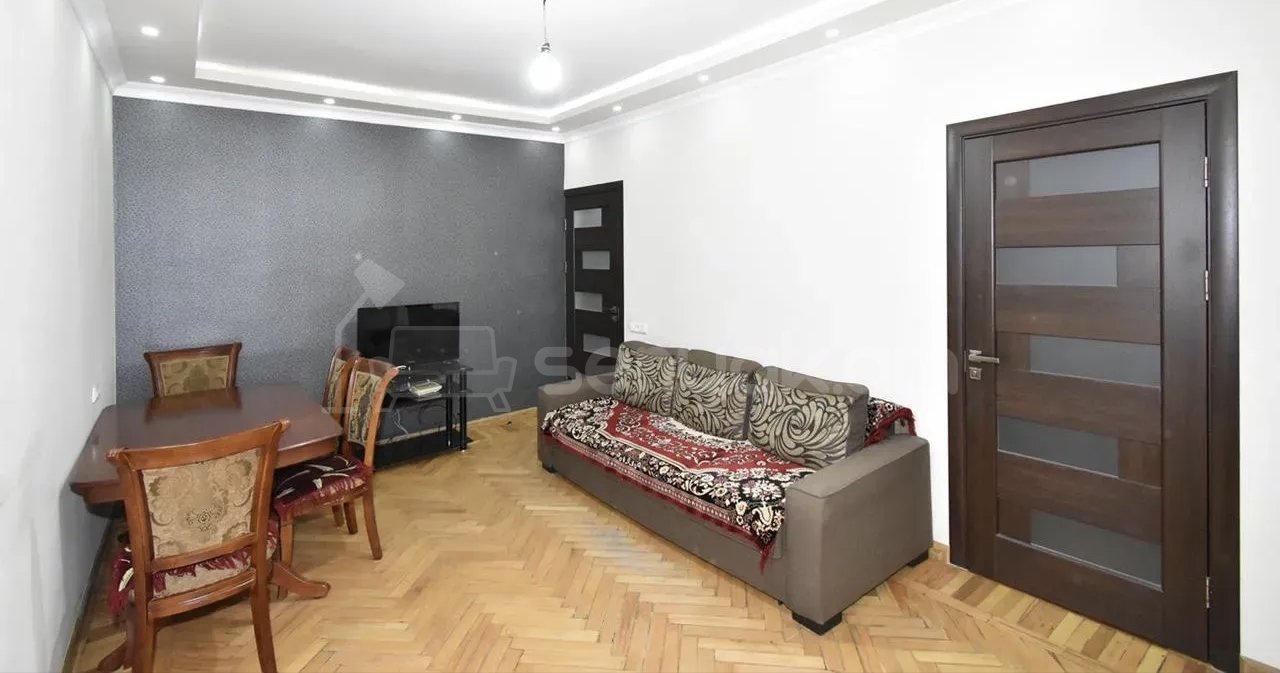 3 Սենյականոց Բնակարան Քարե Շենքում, 67քմ, 1/4 հարկ, Նորմալ Վիճակում, Կահավորված