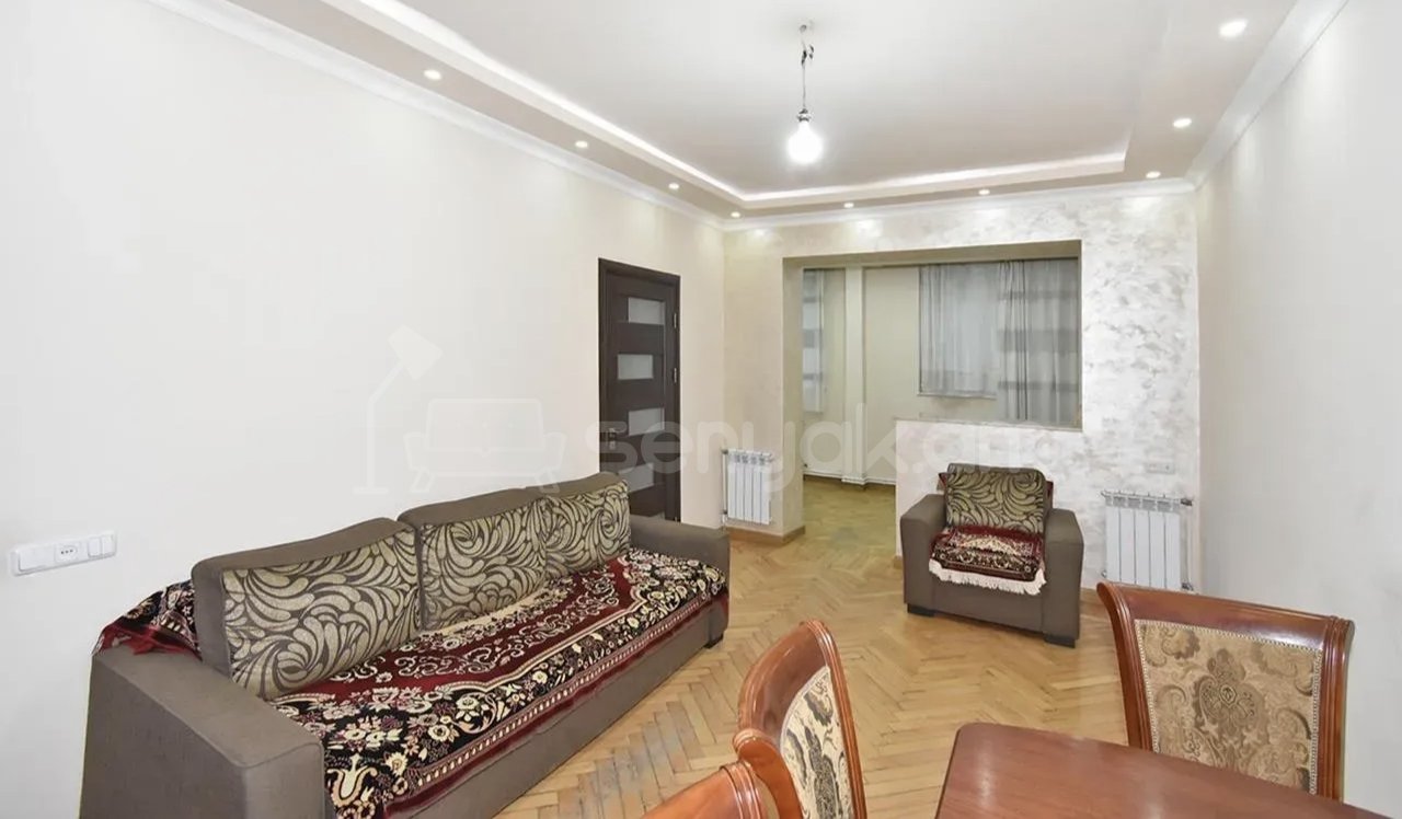 3 Սենյականոց Բնակարան Քարե Շենքում, 67քմ, 1/4 հարկ, Նորմալ Վիճակում, Կահավորված