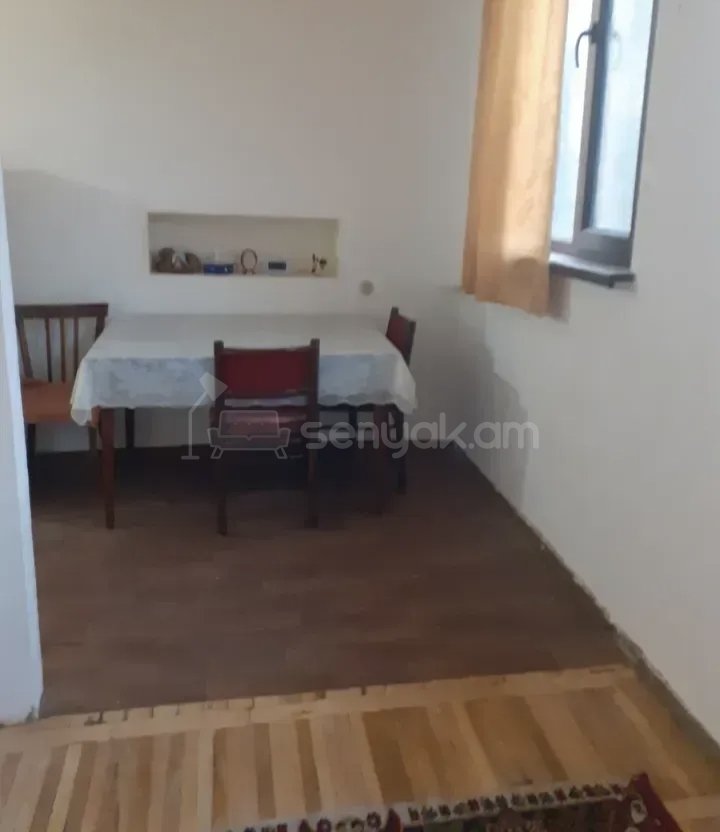 3 Սենյականոց Բնակարան Քարե Շենքում, 77քմ, 3/5 հարկ, Նորմալ Վիճակում, Կահավորված, Արևկող