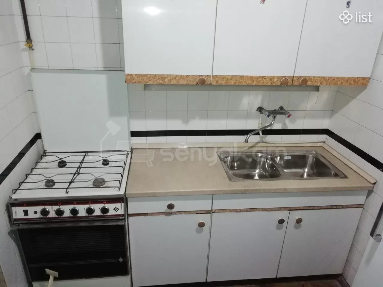 3 Սենյականոց Բնակարան Քարե Շենքում, 77քմ, 3/5 հարկ, Նորմալ Վիճակում, Կահավորված, Արևկող