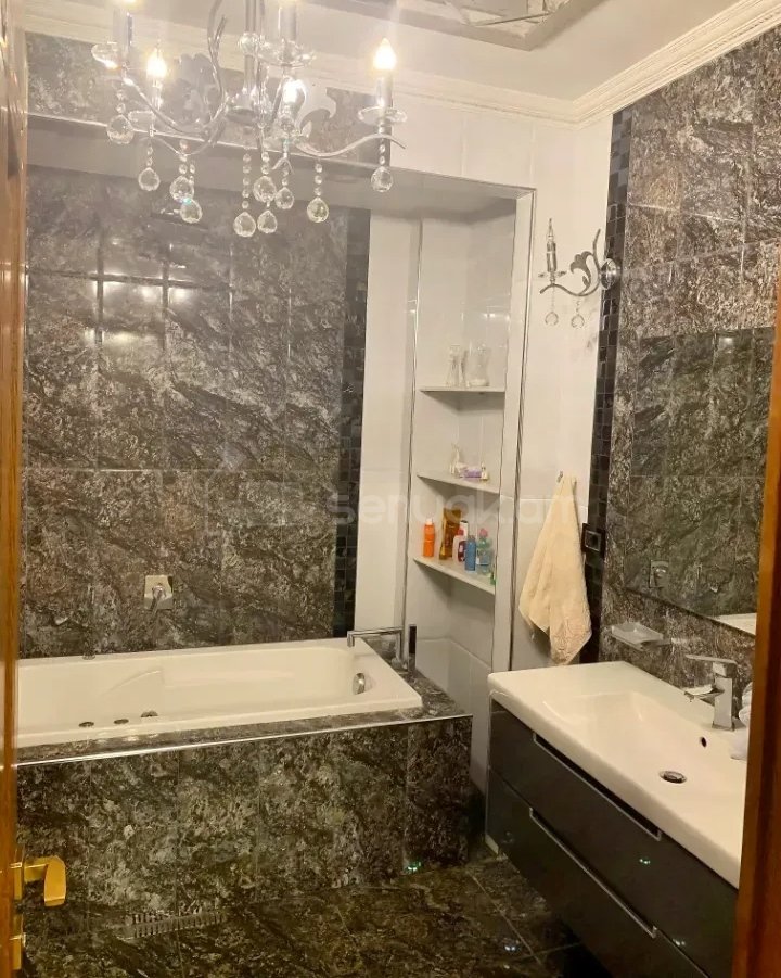 3 Սենյականոց Բնակարան Քարե Շենքում, 115քմ, 5/6 հարկ, Կապիտալ Վերանորոգված