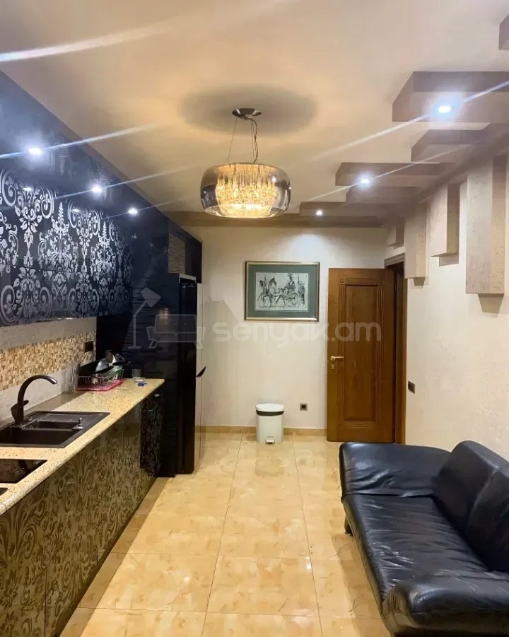 3 Սենյականոց Բնակարան Քարե Շենքում, 115քմ, 5/6 հարկ, Կապիտալ Վերանորոգված