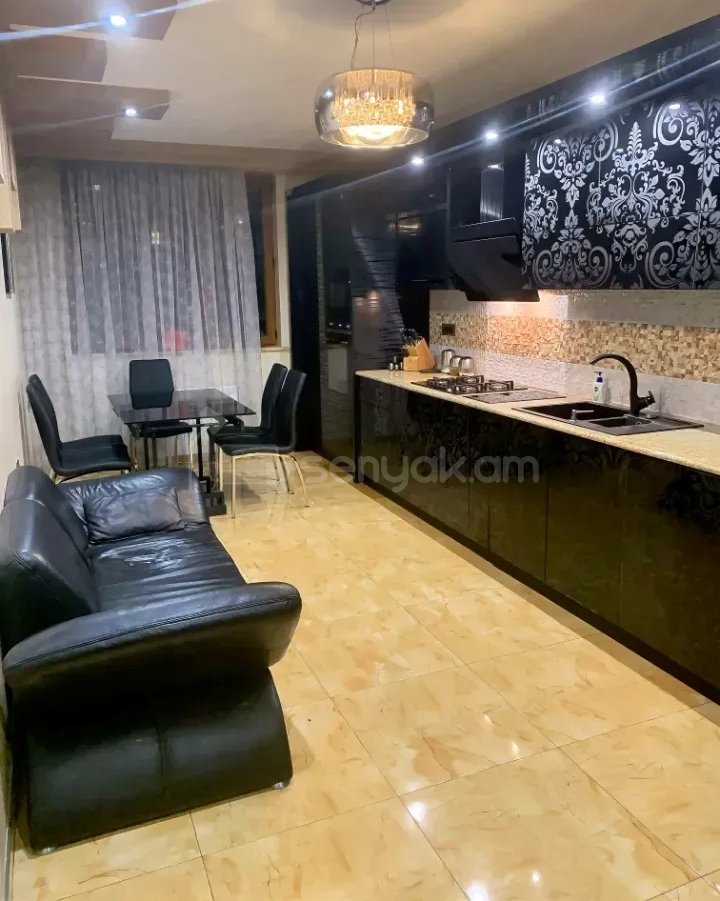 3 Սենյականոց Բնակարան Քարե Շենքում, 115քմ, 5/6 հարկ, Կապիտալ Վերանորոգված
